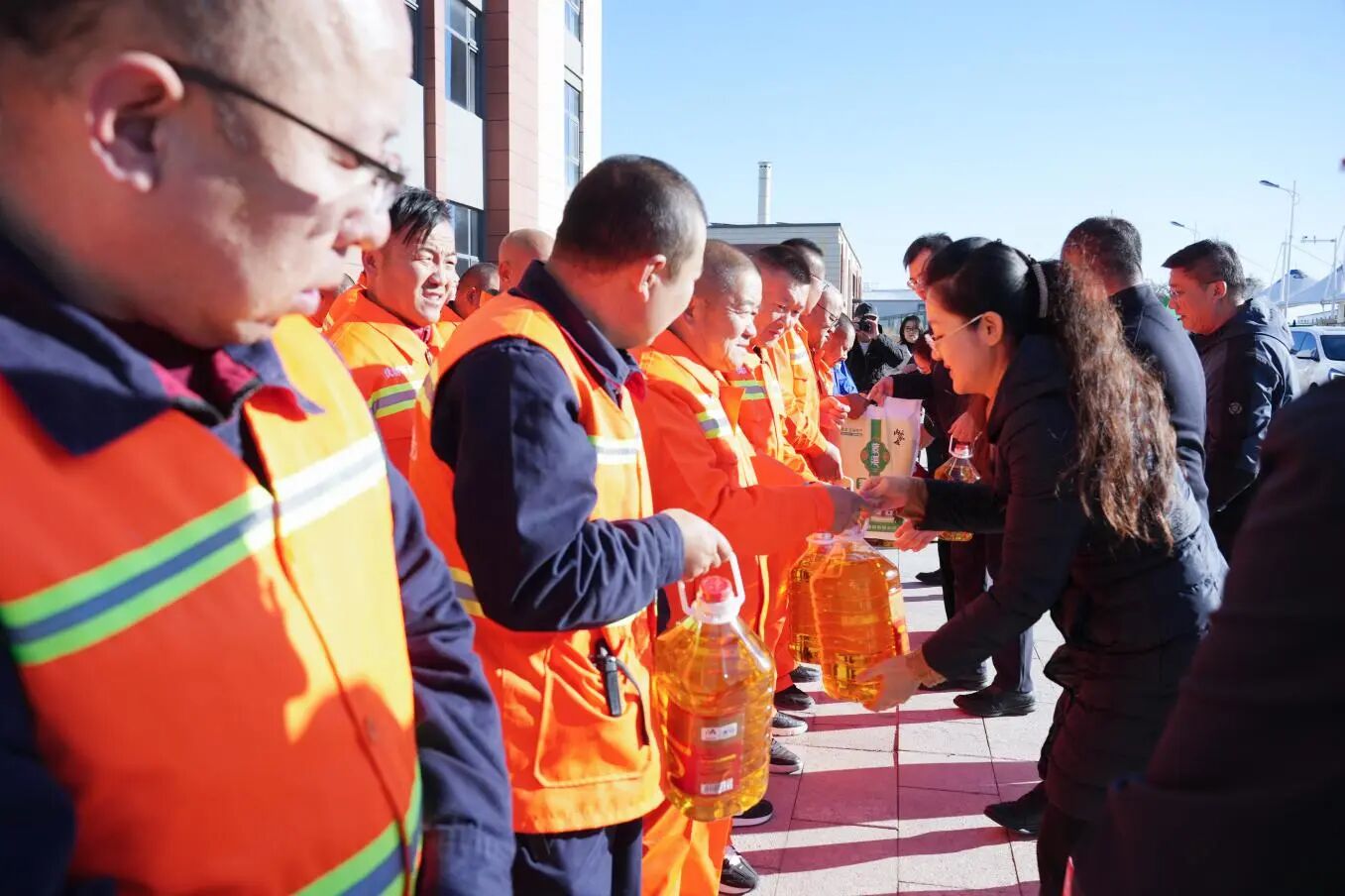 10月下旬，自治区总工会组织全区工会开展“城市因你而美，工会关爱随行”全区环卫工人集中慰问活动